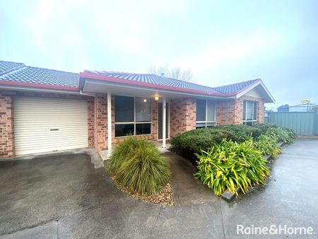 Freshly painted Villa in leafy West Orange - including white goods - Photo 2
