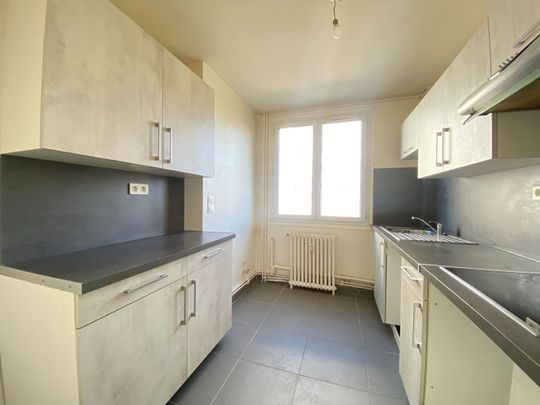 François Perrin, T5 de 79m² en parfait état, avec parking et cave privatif ! CHAUFFAGE-EAU CHAUDE COLLECTIF ! - Photo 1