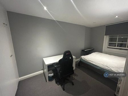 3 bedroom flat to rent - Photo 4