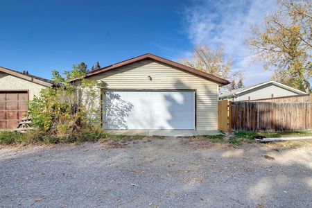 Beautiful 5-Bedroom Bungalow for Rent – 6607 Malvern Road NE Available Jan 1, 2026 - Photo 5