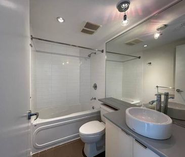 Newly Furnished 3 Bed 2 Bath on Robson Street! - Photo 2