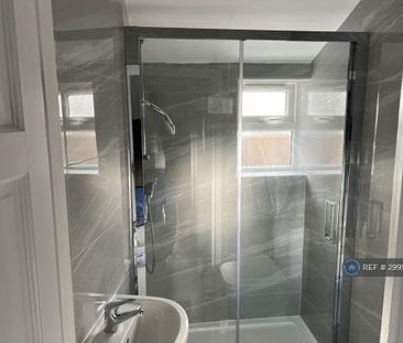 1 bedroom in a flat share to rent - Photo 4