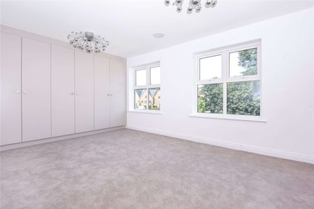 Four bedroom town house opposite Windsor Great Park in Englefield Green. - Photo 2