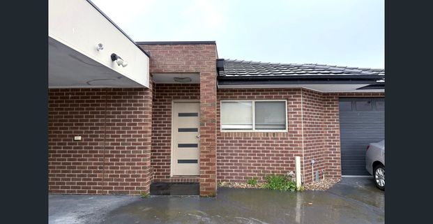 Great and fresh unit in a prime location. - Photo 1