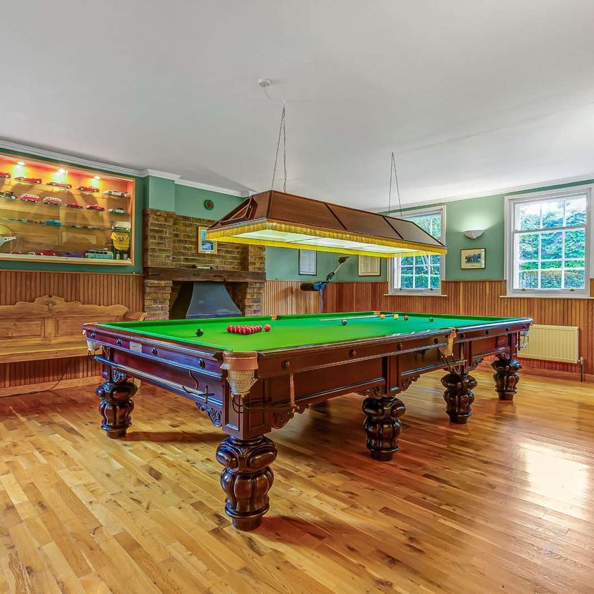 SHORT LET - A superb 7 double bedroom period house with direct access to the river, a 120ft mooring and fabulous views. - Photo 1