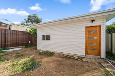 Gorgeous 2 Bedroom Granny Flat - Photo 3