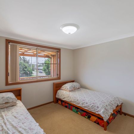 Spacious Light Filled Duplex - Water and Internet Included - Photo 2