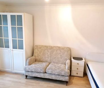 Studio Flat, Oxley Close, SE1 - Photo 3