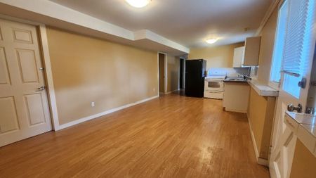 GLenrosa 2 bd, 1 bath walkout basement suite avail now - Photo 5