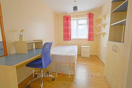 4 bedroom semi-detached house to rent - Photo 3