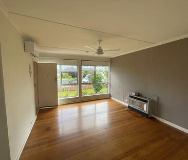 Nice 3 Bedroom + Study/4th bedroom Home in Quiet Central Location - Photo 6