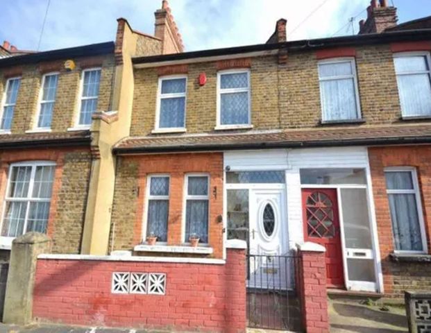 Priory Avenue ROOM 3 - Photo 1