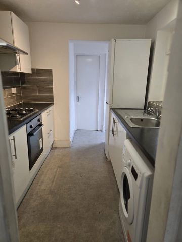 2 Bed Terraced House, Tennyson Road, E15 - Photo 5