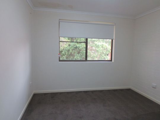 3 bedroom townhouse close to all! - Photo 1