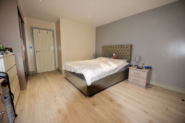 1 bedroom Flat in Aire Street, Leeds - Photo 1