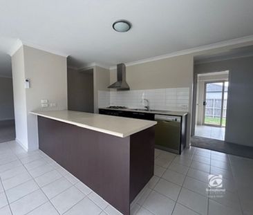 SPACIOUS FAMILY LIVING - Photo 4