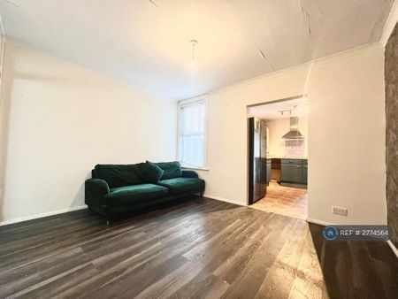 3 bedroom semi-detached house to rent - Photo 3