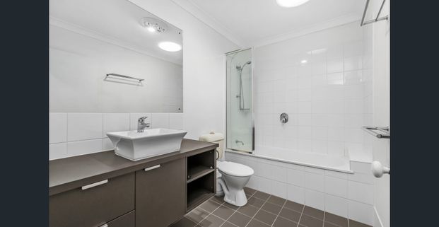 3 level townhouse with city views - Photo 1