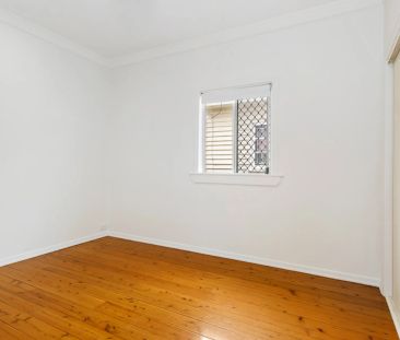 CHARMING THREE BEDROOM COTTAGE - GREAT LOCATION! - Photo 2