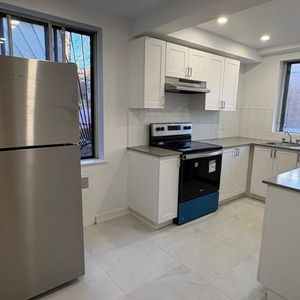 Newly Renovated Three Bedroom Apartment for Rent! - Photo 2