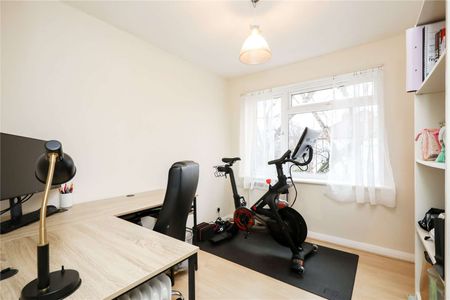 A bright and spacious two bedroom apartment. - Photo 5