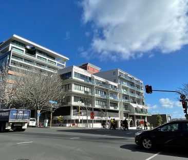 Fully Renovated Apartment with Parking in CBD - Photo 2
