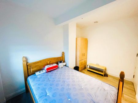 1 bedroom in a house share to rent - Photo 2