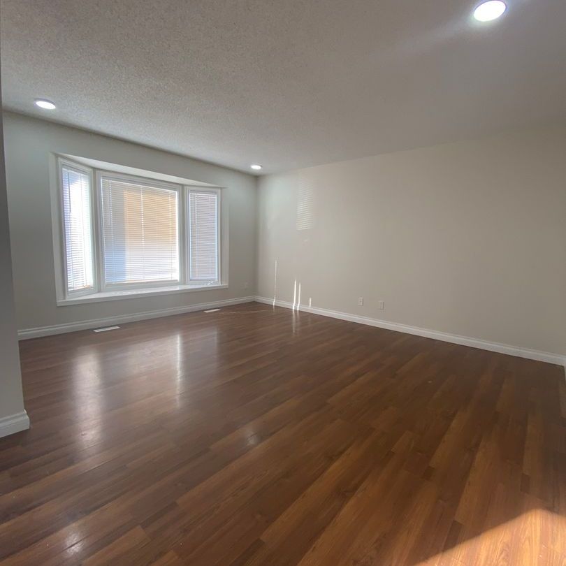 Beautiful 3-Bedroom Main Floor for Rent in Martindale - Photo 1