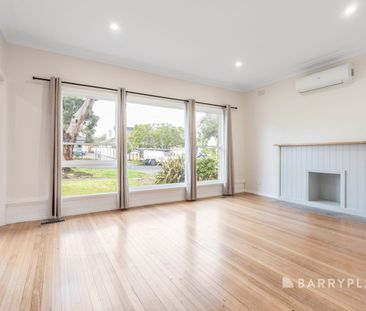 Classic charm meets comfortable living in a sought-after Belmont setting - Photo 2