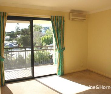 3 Level Townhouse, Great location - Photo 1