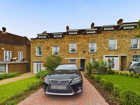Beautifully presented four bedroom townhouse in prime Wimbledon location. - Photo 2