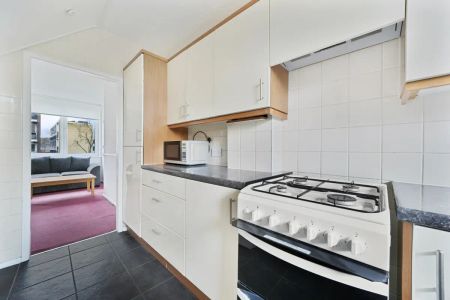 3 bedroom flat in London - Photo 2