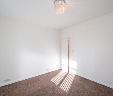 2 bedroom end of terrace house to rent - Photo 2