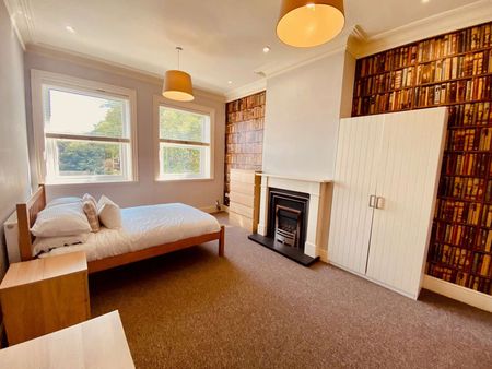 Newly Decorated City Centre Flat with Roof Terrace - Bills Included Room 2 - Photo 2