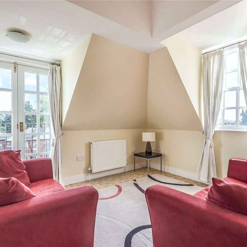 Immaculately presented two bedroom furnished apartment in central Winchester. - Photo 1