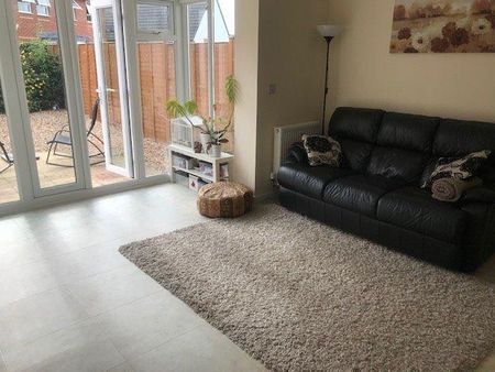 4 bedroom semi-detached house to rent - Photo 3