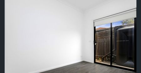 NEAR NEW THREE BEDROOM SPACIOUS TOWNHOUSE - Photo 5