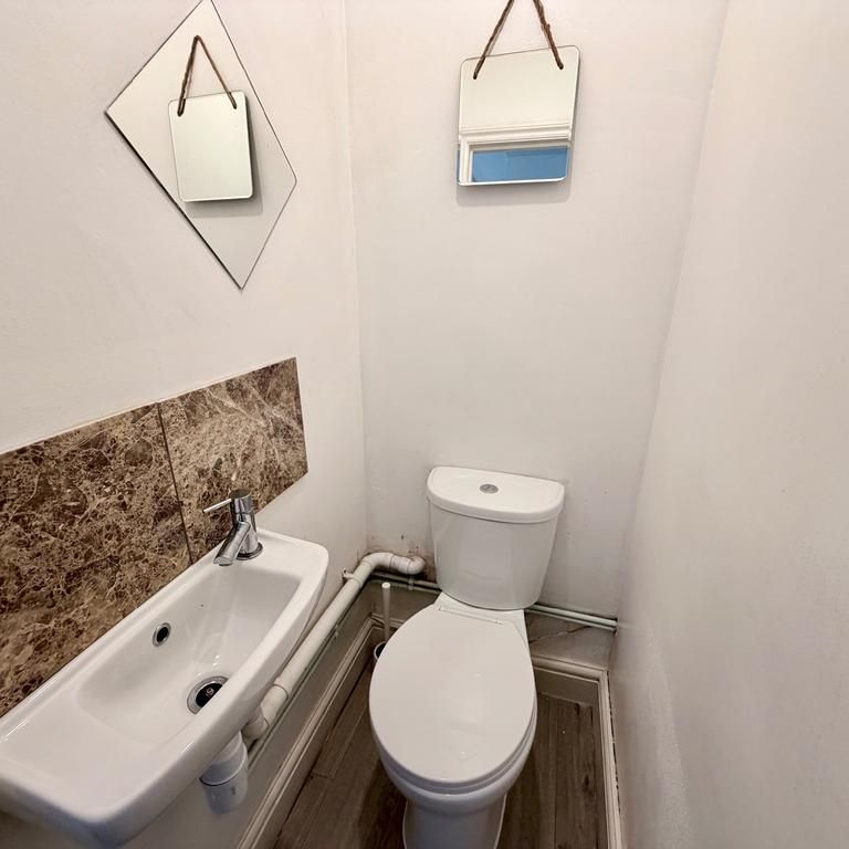 1 bedroom in a house share to rent - Photo 1