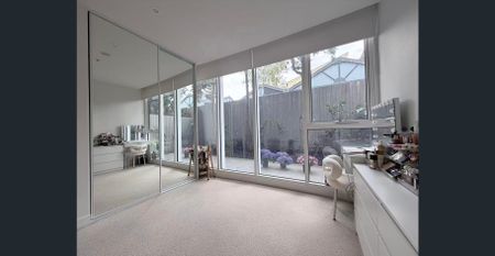 Modern Living in the Heart of Brighton – Ground Floor Apartment with Courtyard - Photo 3