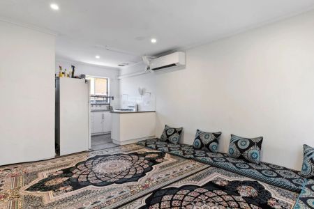 Neat & Low-Maintenance 2-Bedroom Unit in Convenient Kilburn - Photo 4