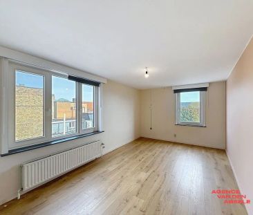 Lichtrijk appartement met zeer ruim terras gelegen te centrum Oostkamp - Photo 3