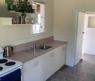 Three bedroom home - West side! - Photo 4