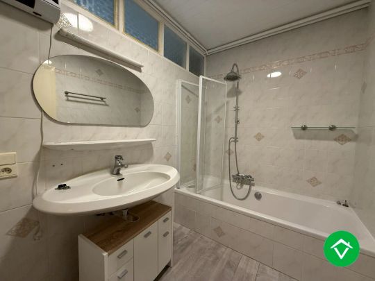 Gelijkvloerse woning met 3 slaapkamers, dubbele garage en tuin - Photo 1