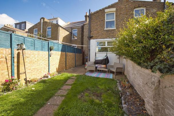 2 bedroom end of terrace house to rent - Photo 1