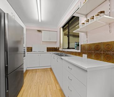 Family Home With Outdoor Kitchen - Photo 4