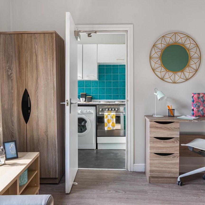 3 MOOR VIEW Leeds - LS6 1AQ - Photo 1