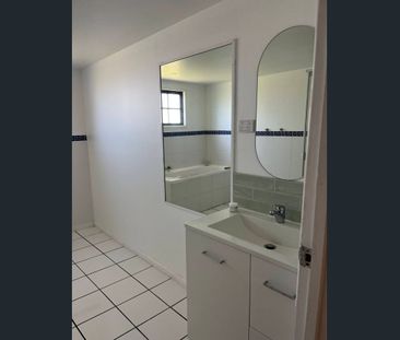 5B Banksiadale Close, Elanora, Qld 4221 - Photo 4