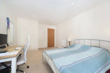 1 bedroom flat in London - Photo 5