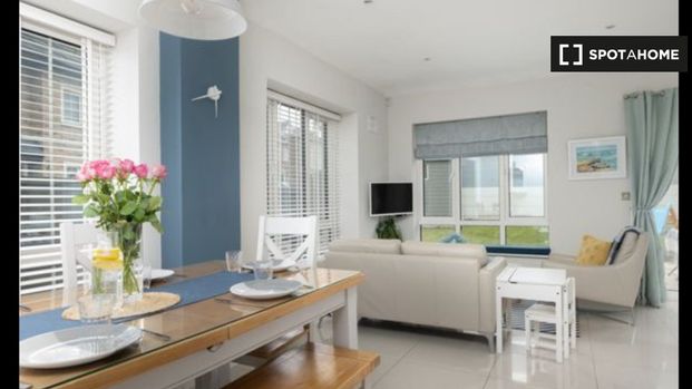 Room for rent in 4-bedroom house in Rathcoole, Dublin - Photo 1