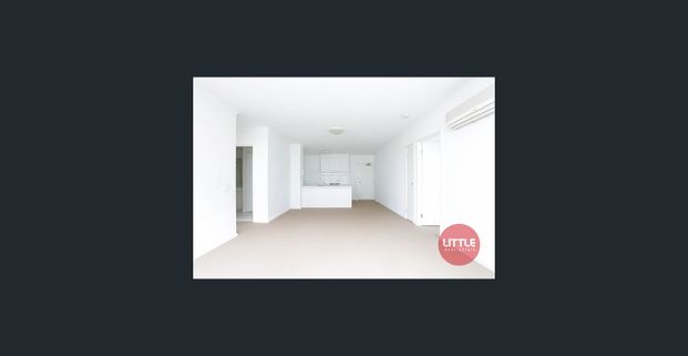 Spacious two-bedroom apartment with city views - Photo 1